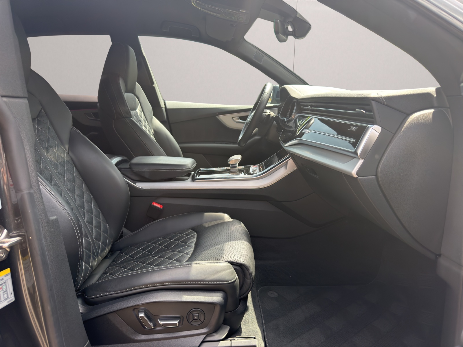 AUDI SQ8 TFSI quattro tiptronic-image-12