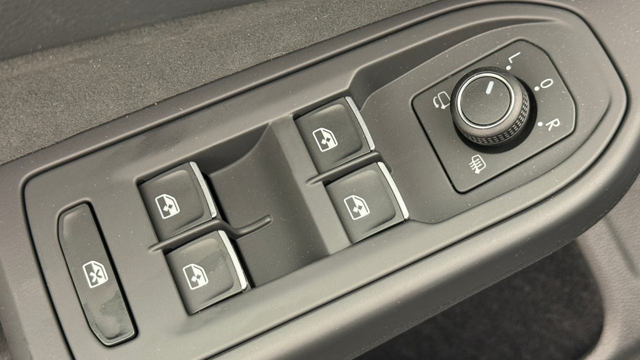 VW Golf VIII Variant 1.5 eTSI mHEV R-Line-image-8