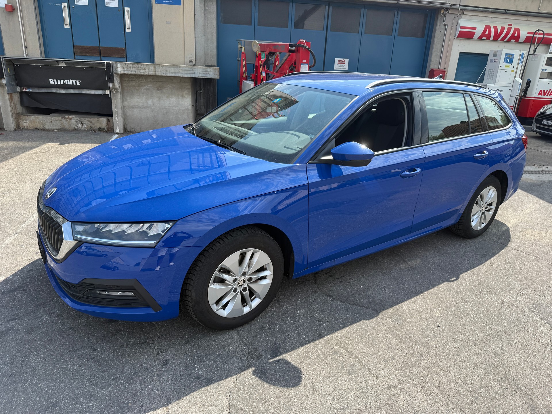 SKODA Octavia Combi 2.0 TDI DSG Ambition-image-1