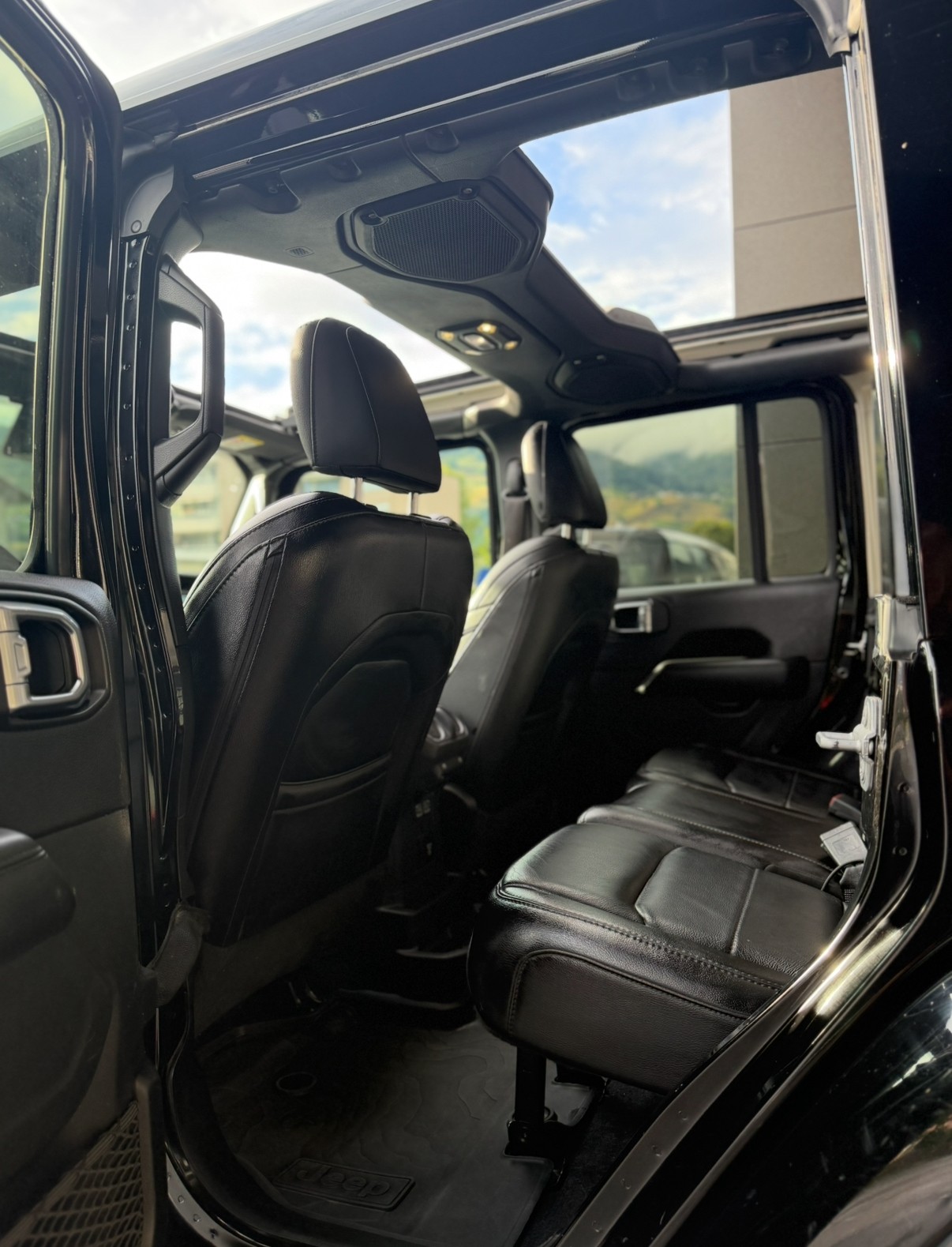 JEEP Wrangler 2.0 Unlimited Sahara Automatic-image-5
