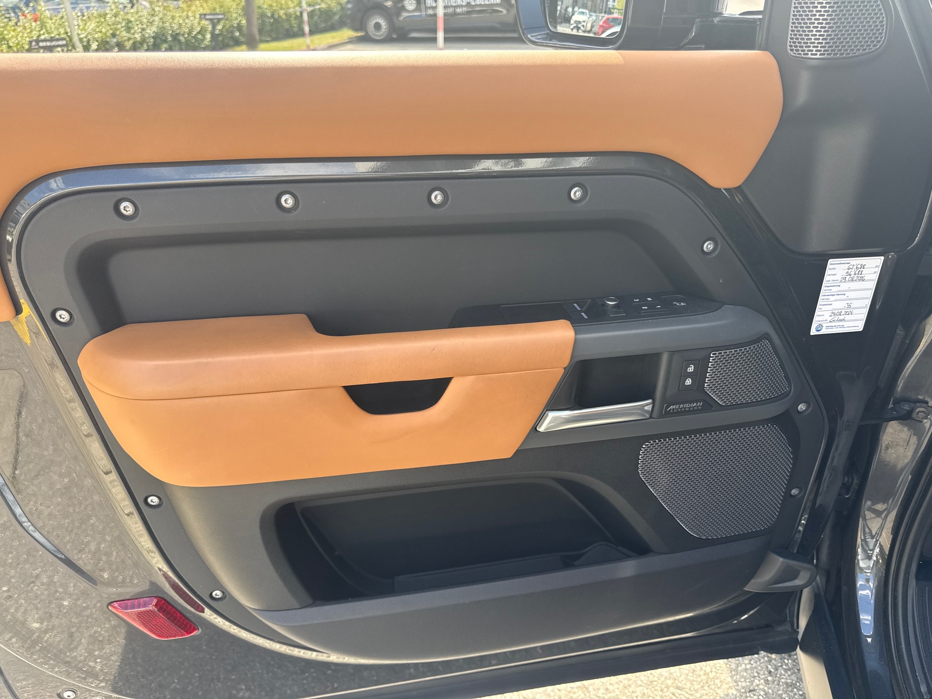 LAND ROVER Defender 90 P400 I6 First Edition 3.0 AT8-image-11
