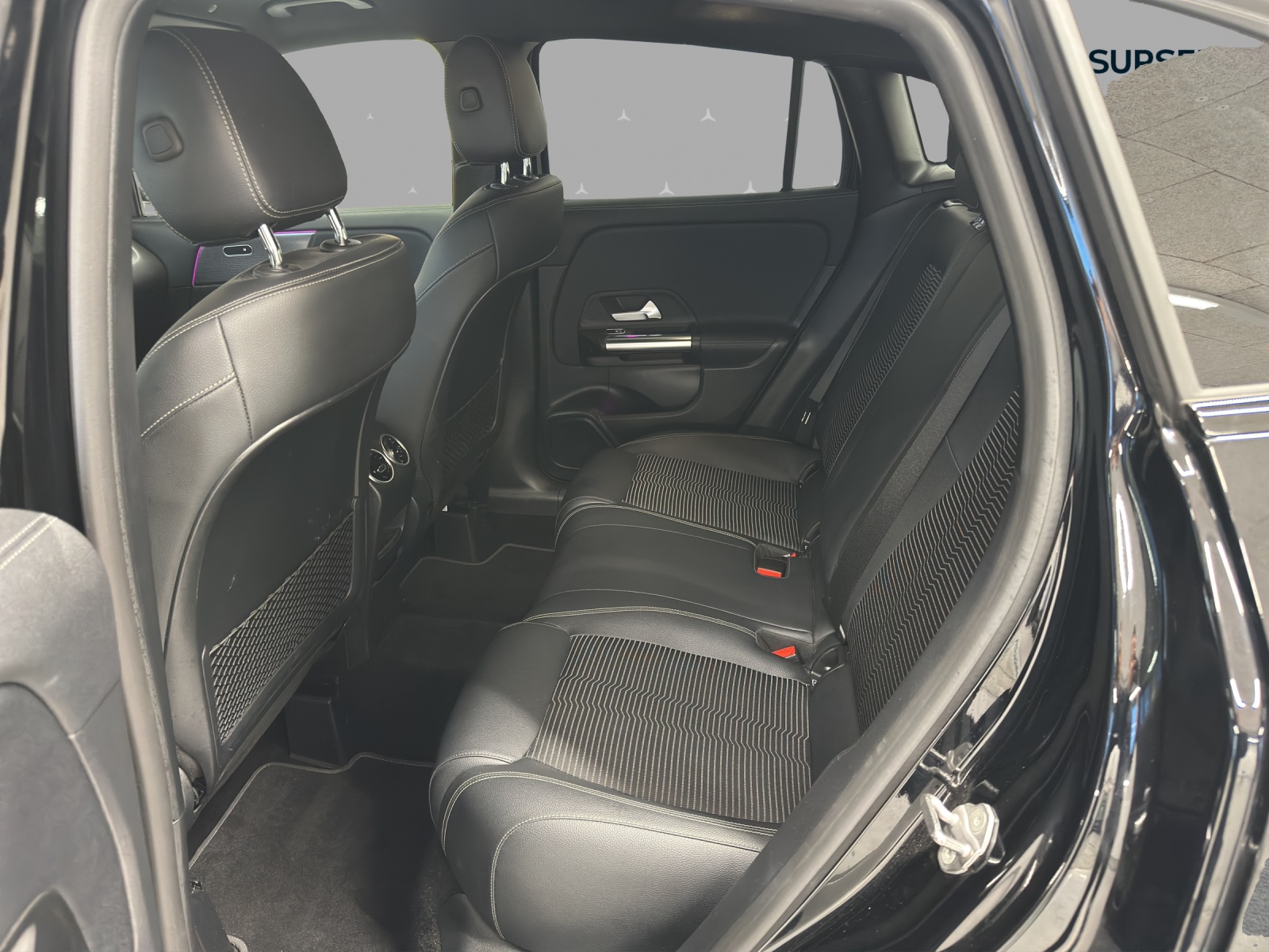 MERCEDES-BENZ GLA 200 Progressive 7G-DCT-image-13