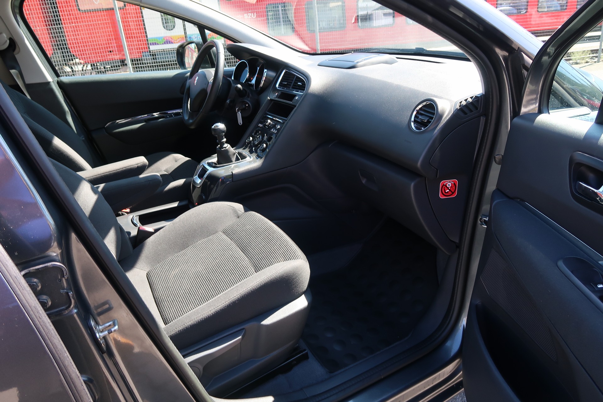 PEUGEOT 5008 1.6 HDI Business-image-14