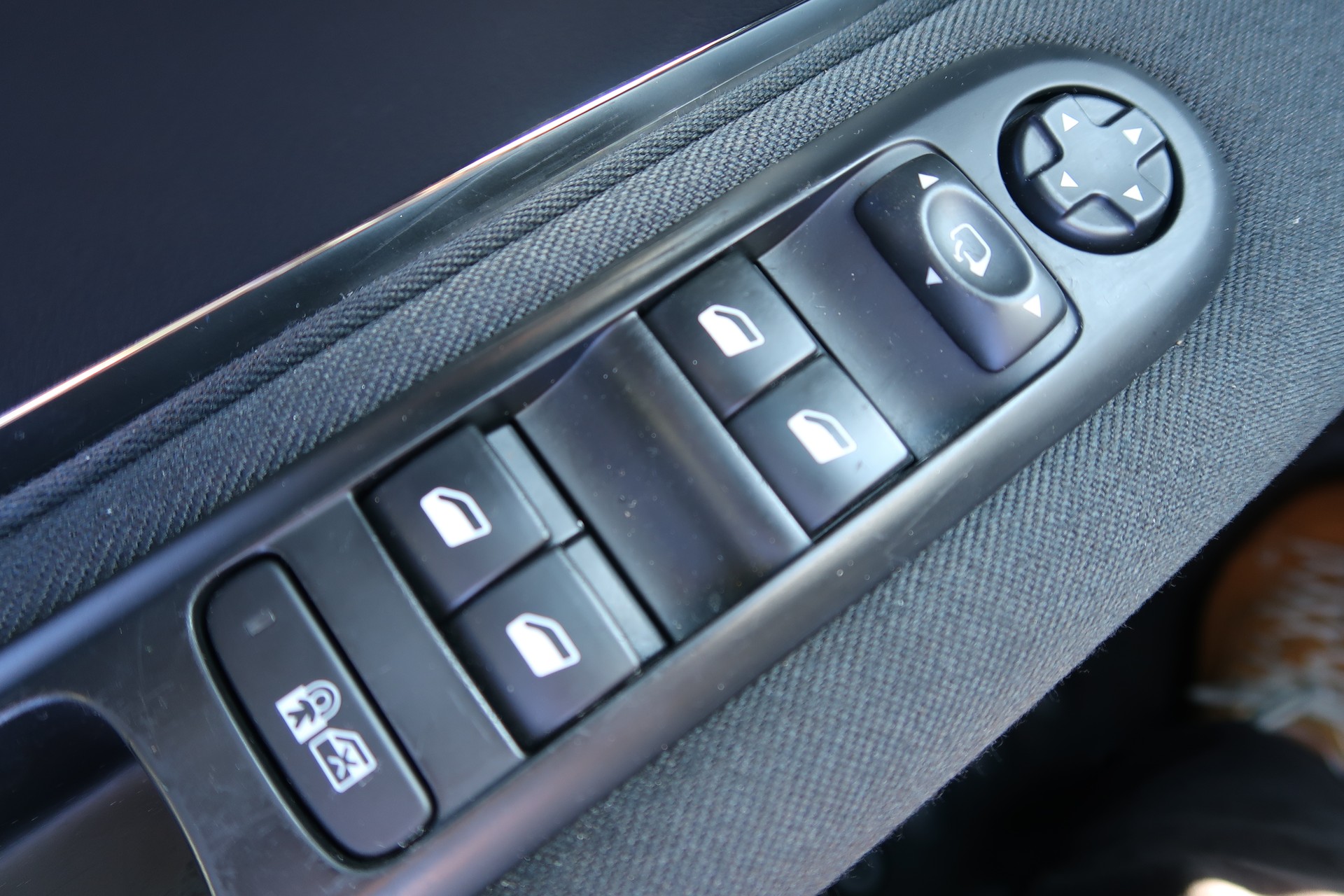 PEUGEOT 5008 1.6 HDI Business-image-17