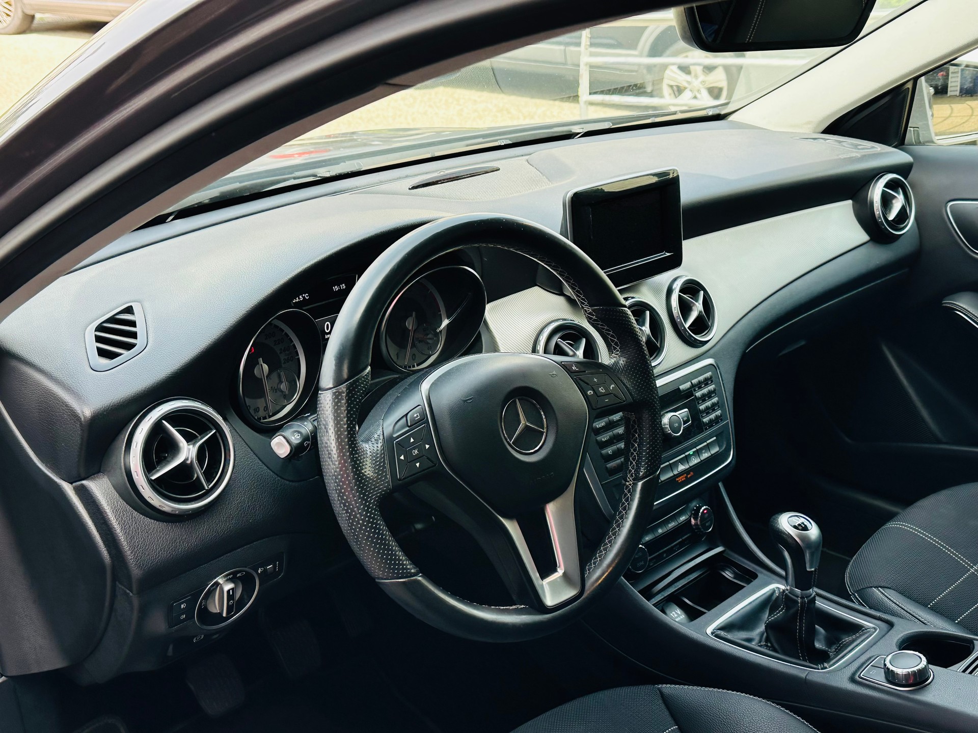MERCEDES-BENZ GLA 200 Urban-image-9