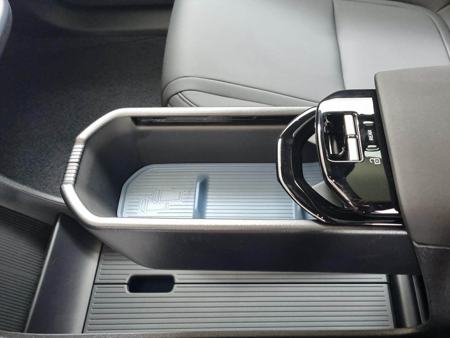 VOLVO EX 30 Twin Motor Performance Plus AWD-image-13