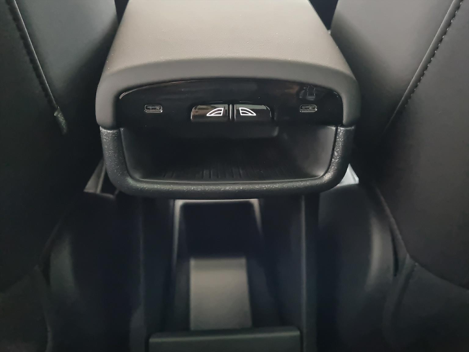 VOLVO EX 30 Twin Motor Performance Plus AWD-image-15