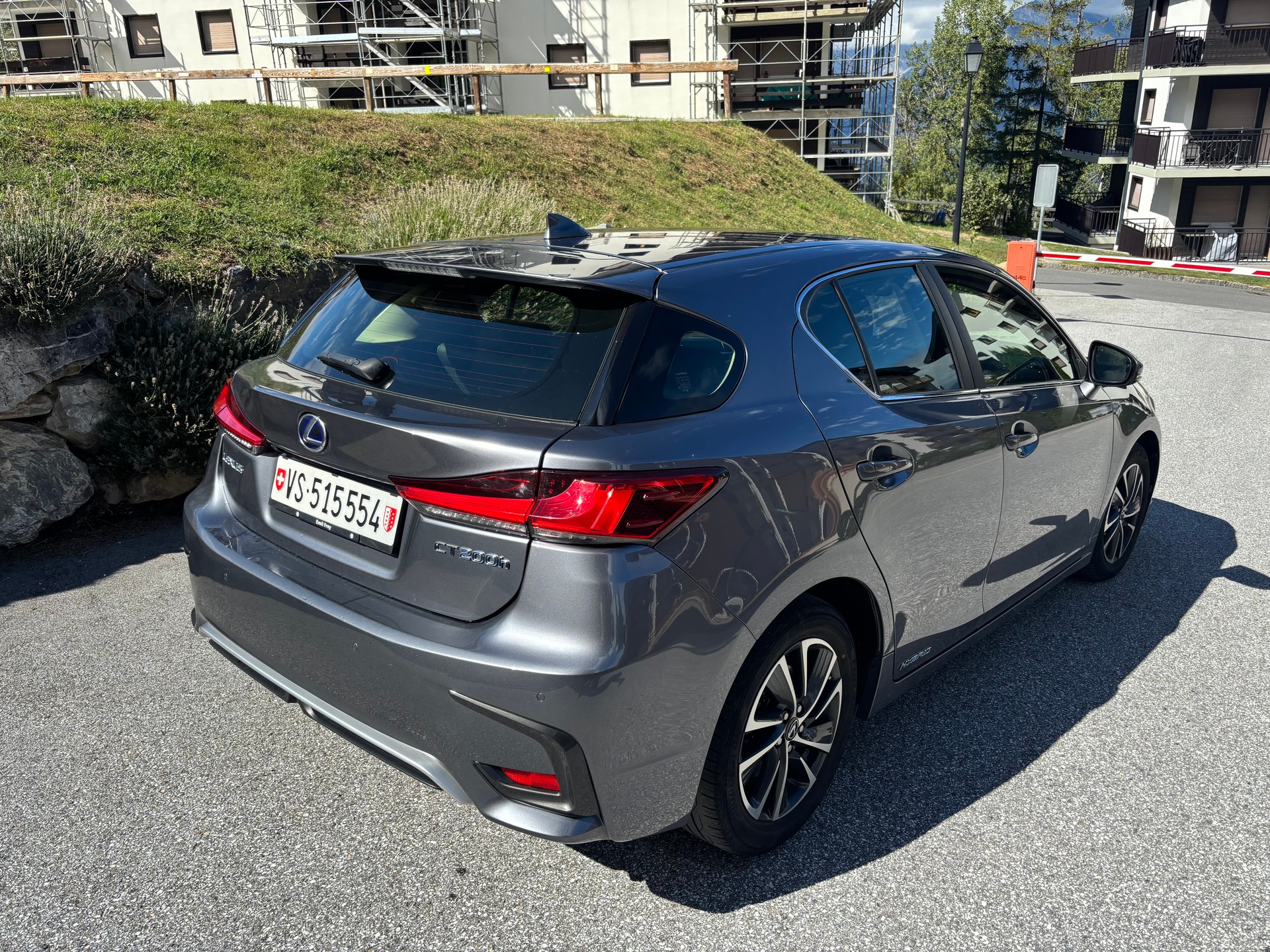 LEXUS 200h Excellence-image-1