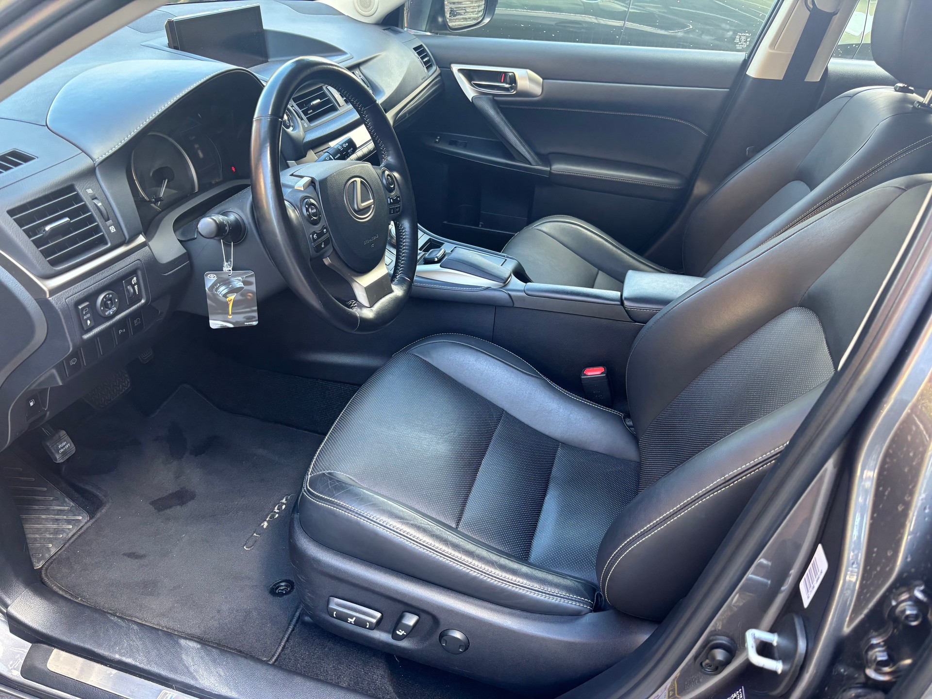 LEXUS 200h Excellence-image-3