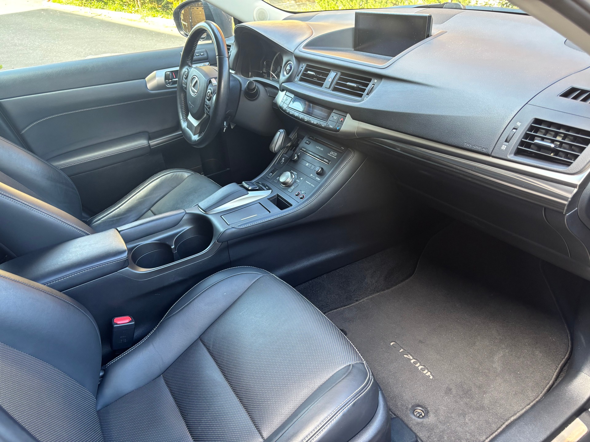 LEXUS 200h Excellence-image-2
