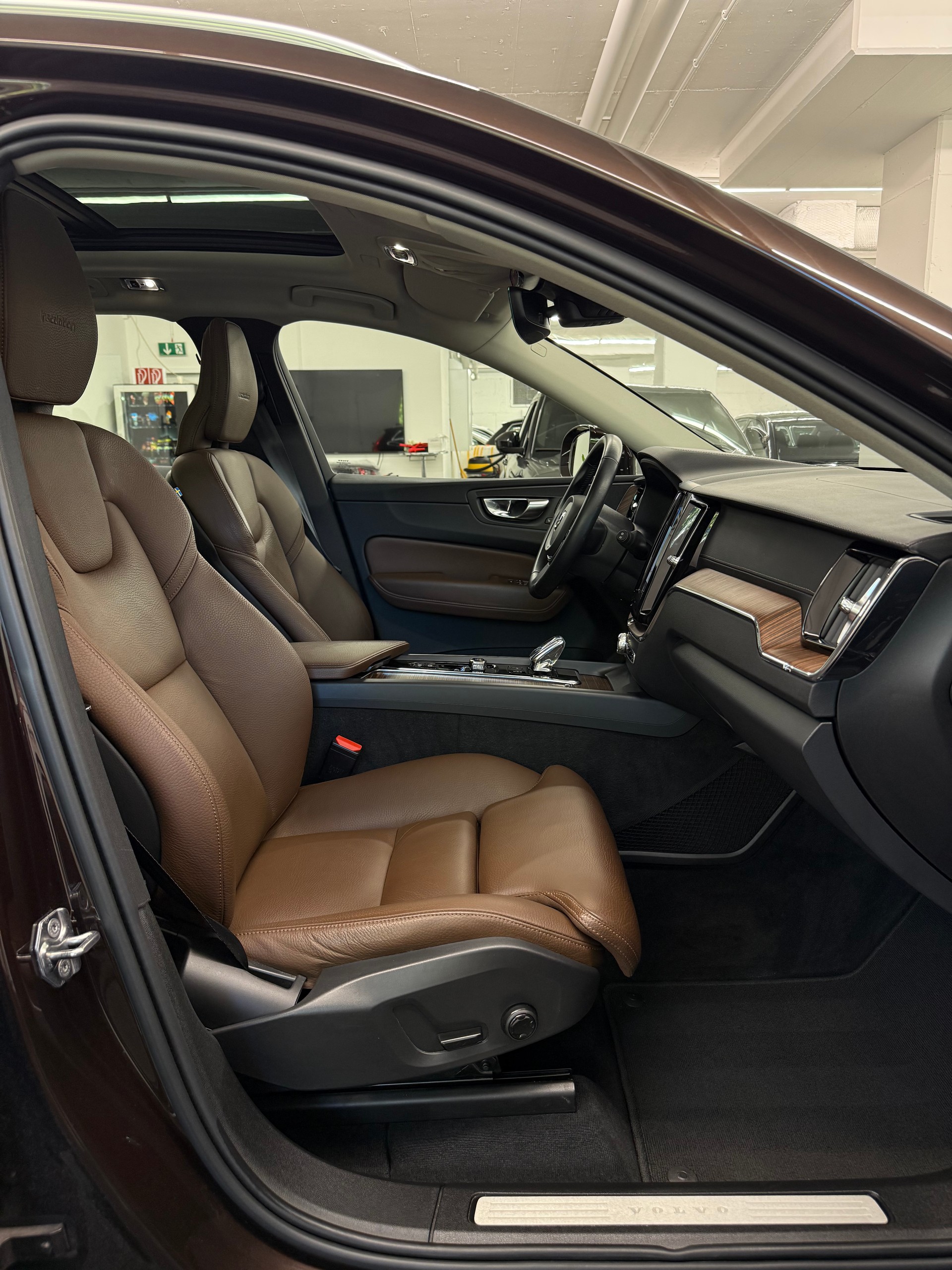 VOLVO XC60 B4 Diesel Mild Hybrid AWD Inscription Geartronic-image-23