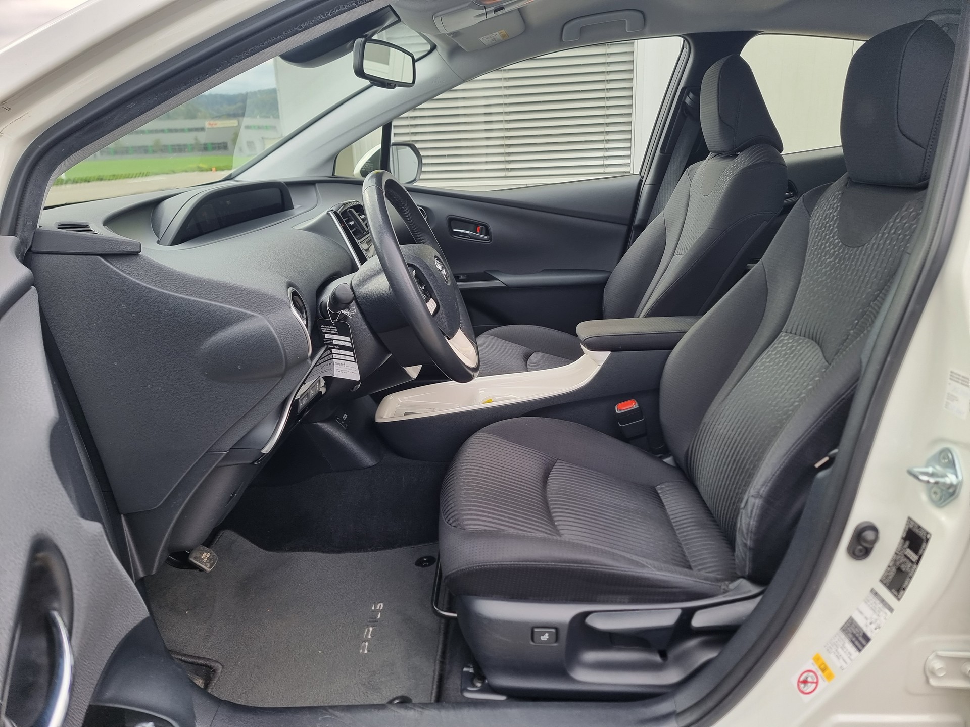 TOYOTA Prius 1.8 VVT-i HSD Sol-image-6
