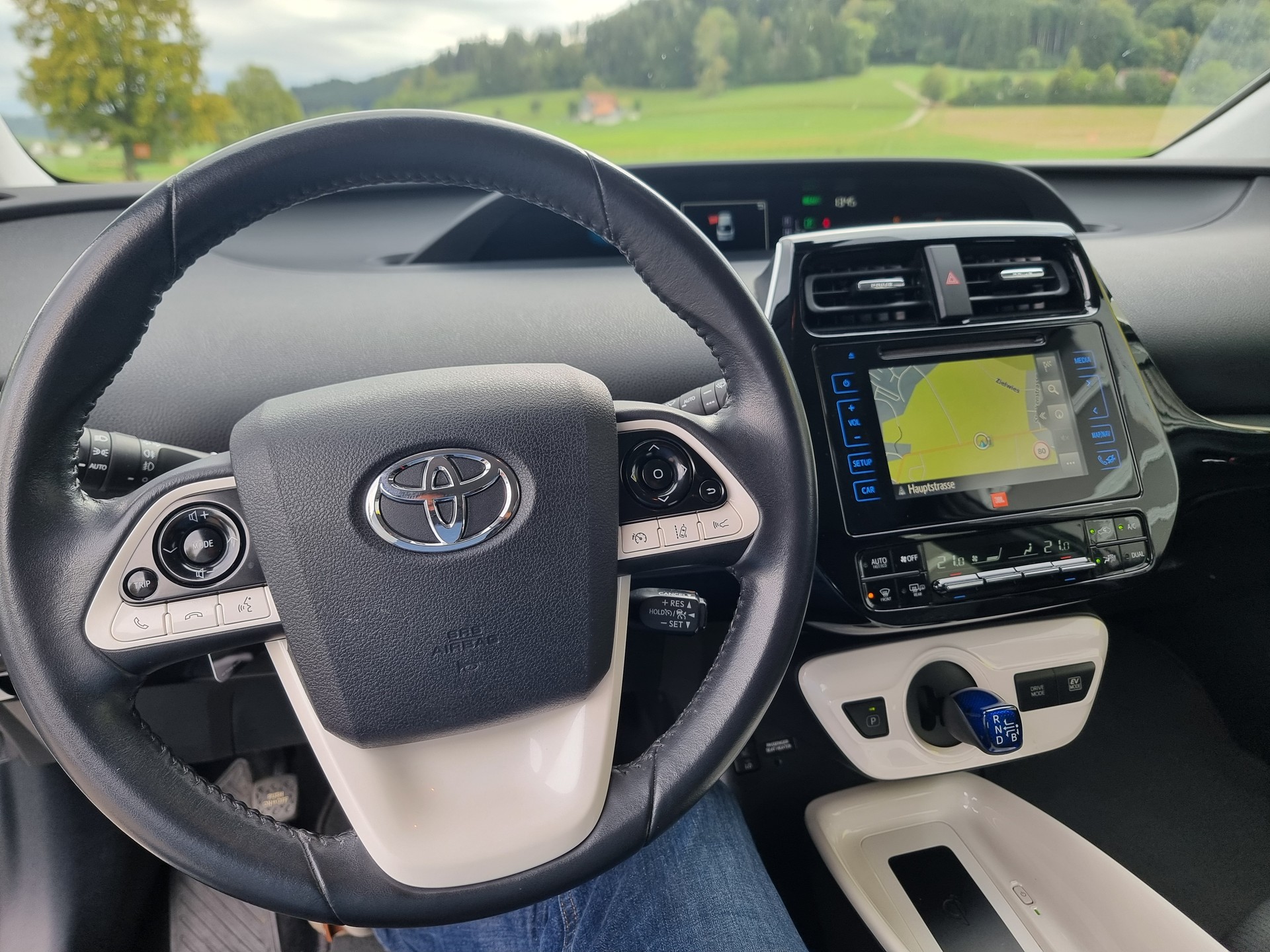 TOYOTA Prius 1.8 VVT-i HSD Sol-image-3