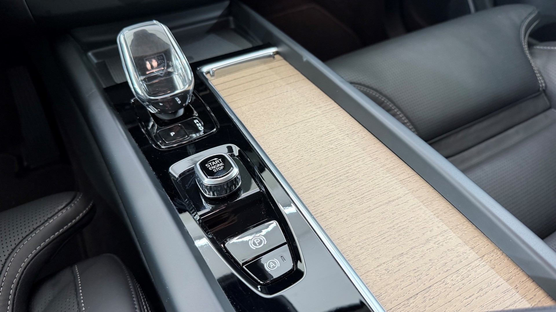 VOLVO XC60 2.0 B5 MH Plus Dark AWD-image-15