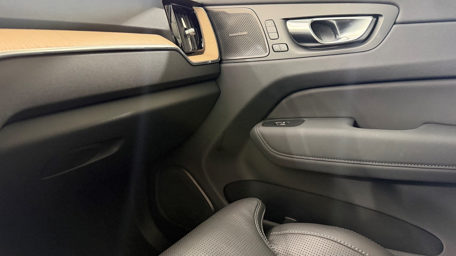 VOLVO XC60 2.0 B5 MH Plus Dark AWD-image-16