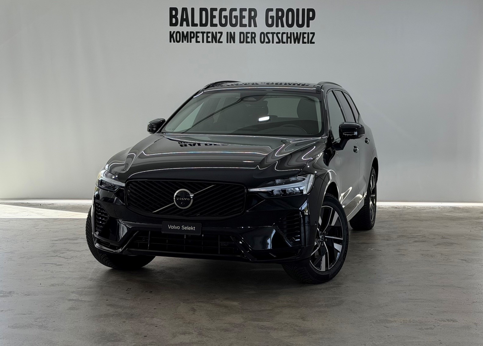 VOLVO XC60 2.0 B5 MH Plus Dark AWD-image-0