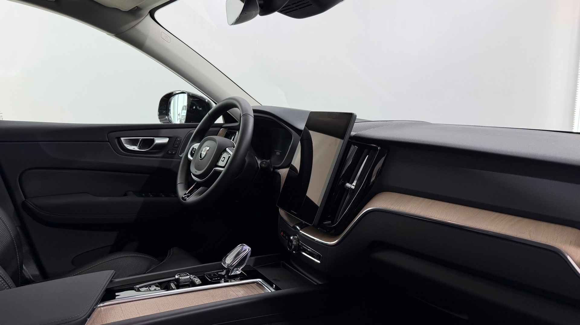 VOLVO XC60 2.0 B5 MH Plus Dark AWD-image-4