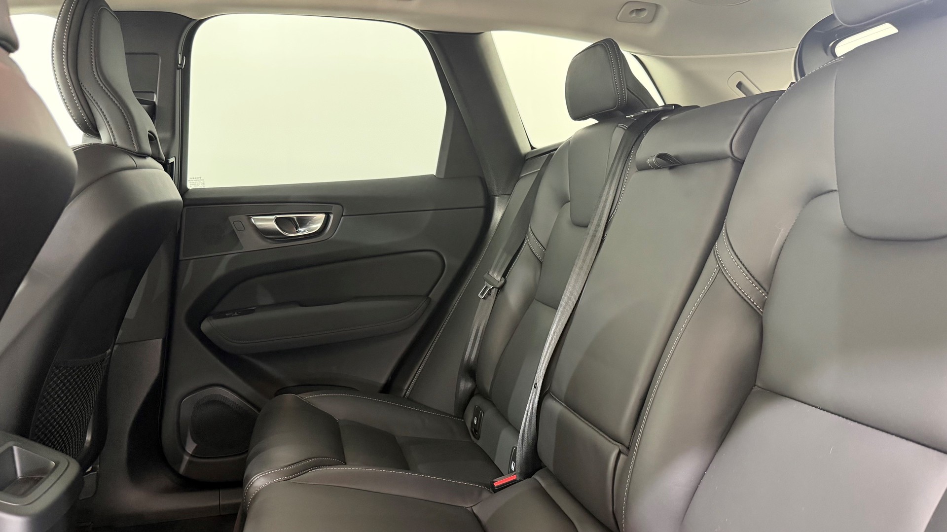 VOLVO XC60 2.0 B5 MH Plus Dark AWD-image-6