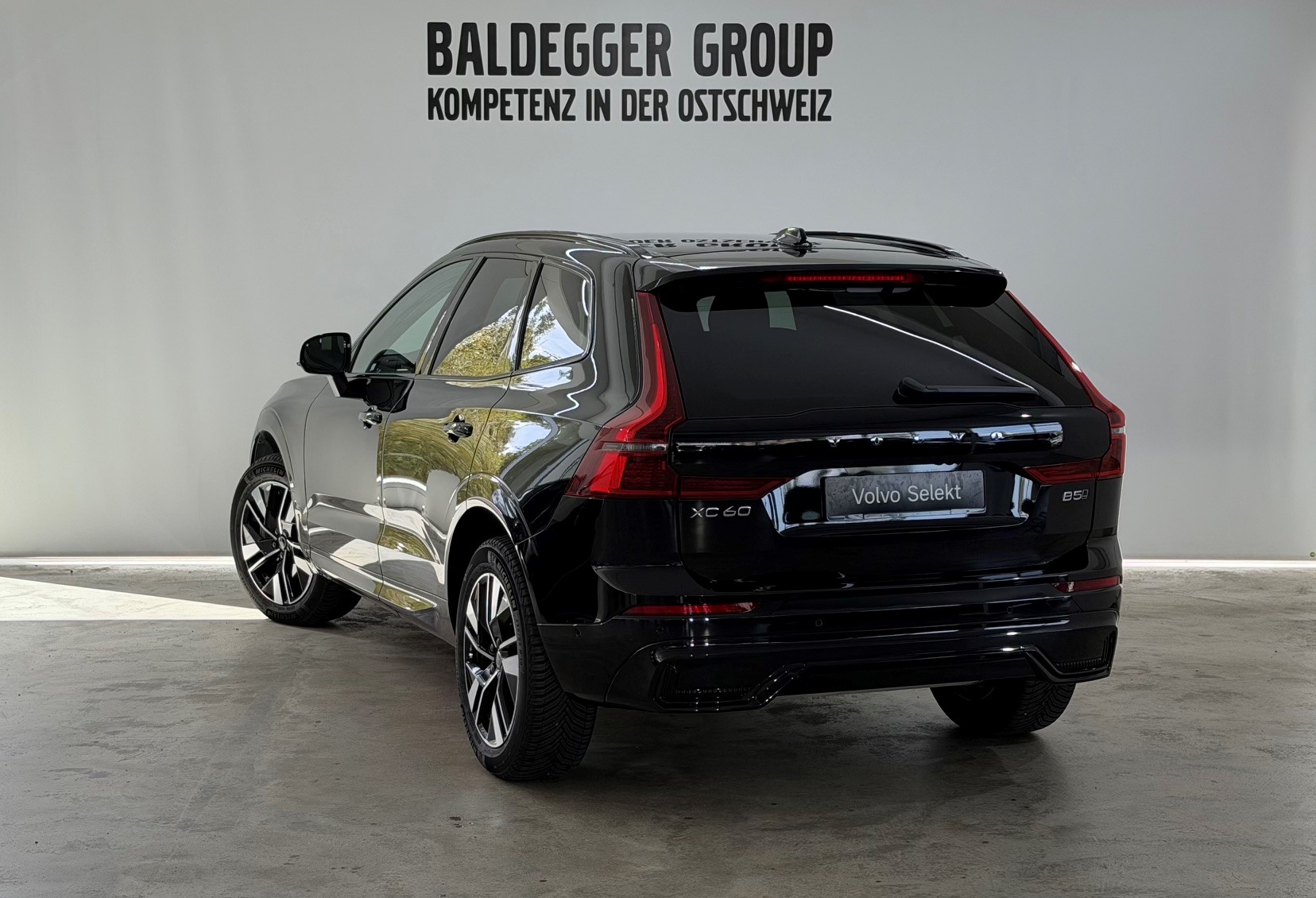 VOLVO XC60 2.0 B5 MH Plus Dark AWD-image-1