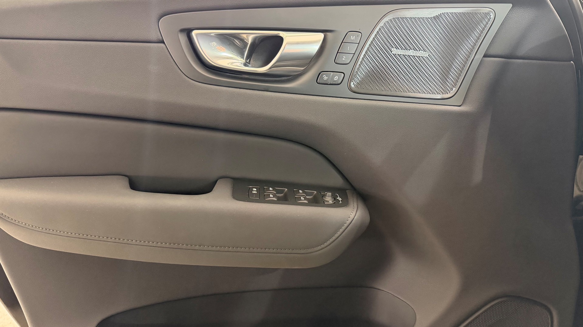 VOLVO XC60 2.0 B5 MH Plus Dark AWD-image-14