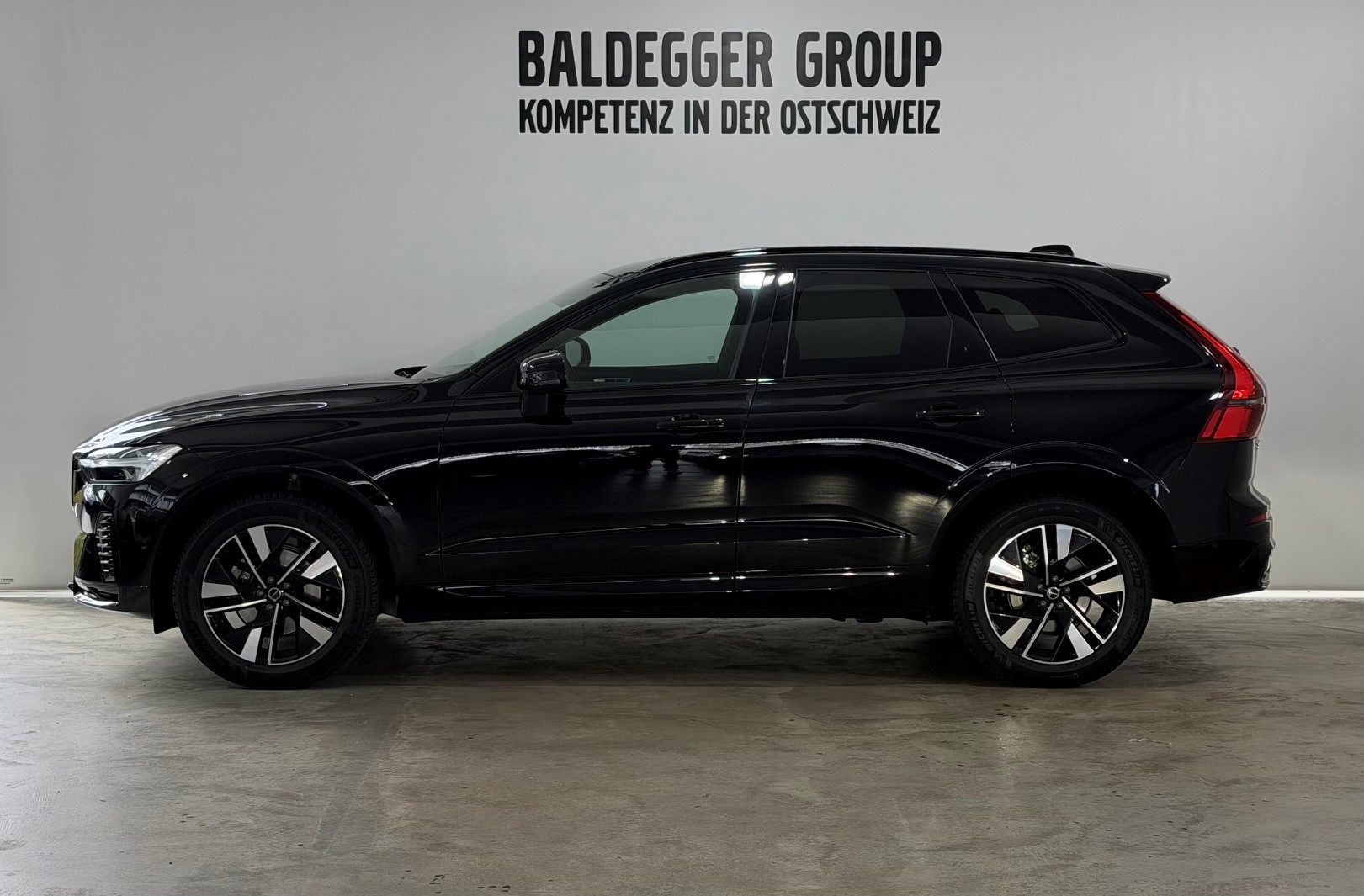 VOLVO XC60 2.0 B5 MH Plus Dark AWD-image-2