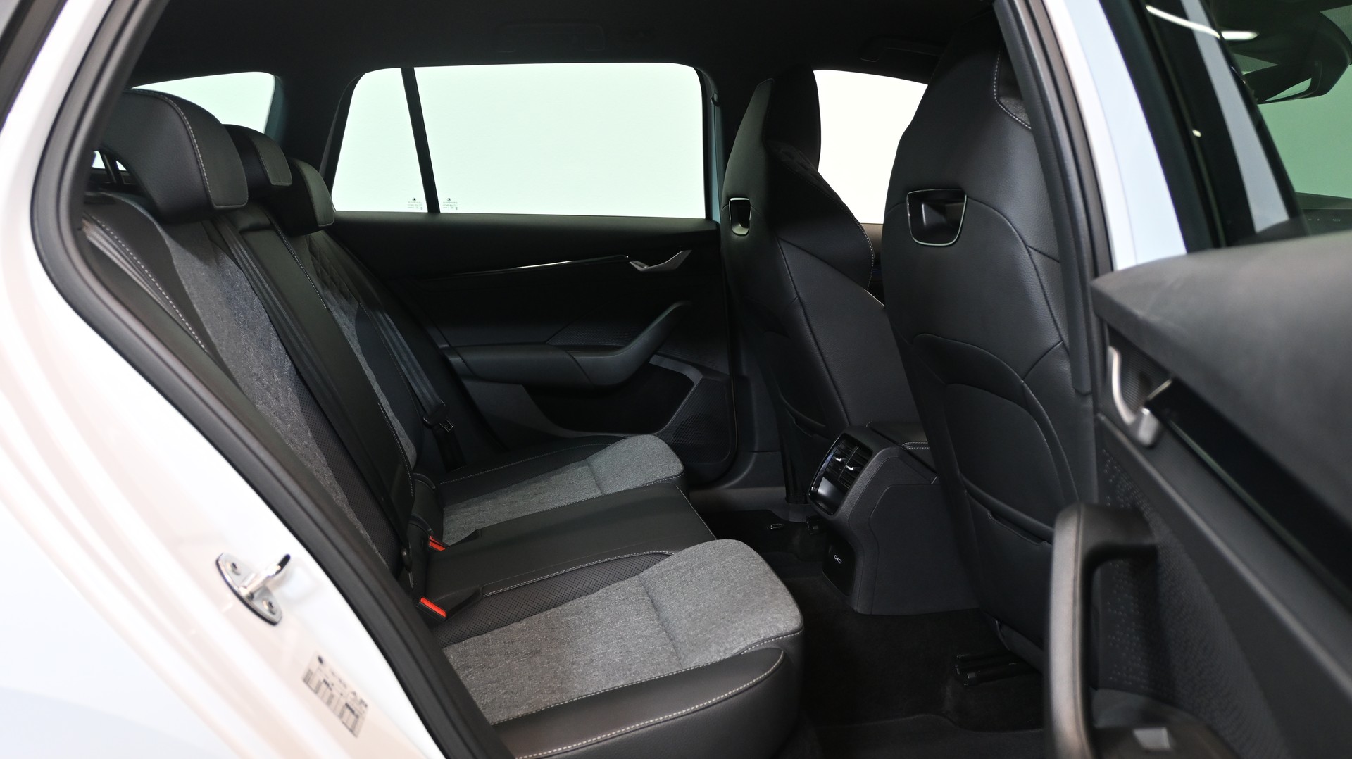 SKODA Octavia Combi 1.5 TSI mHEV DSG Sport Line-image-6