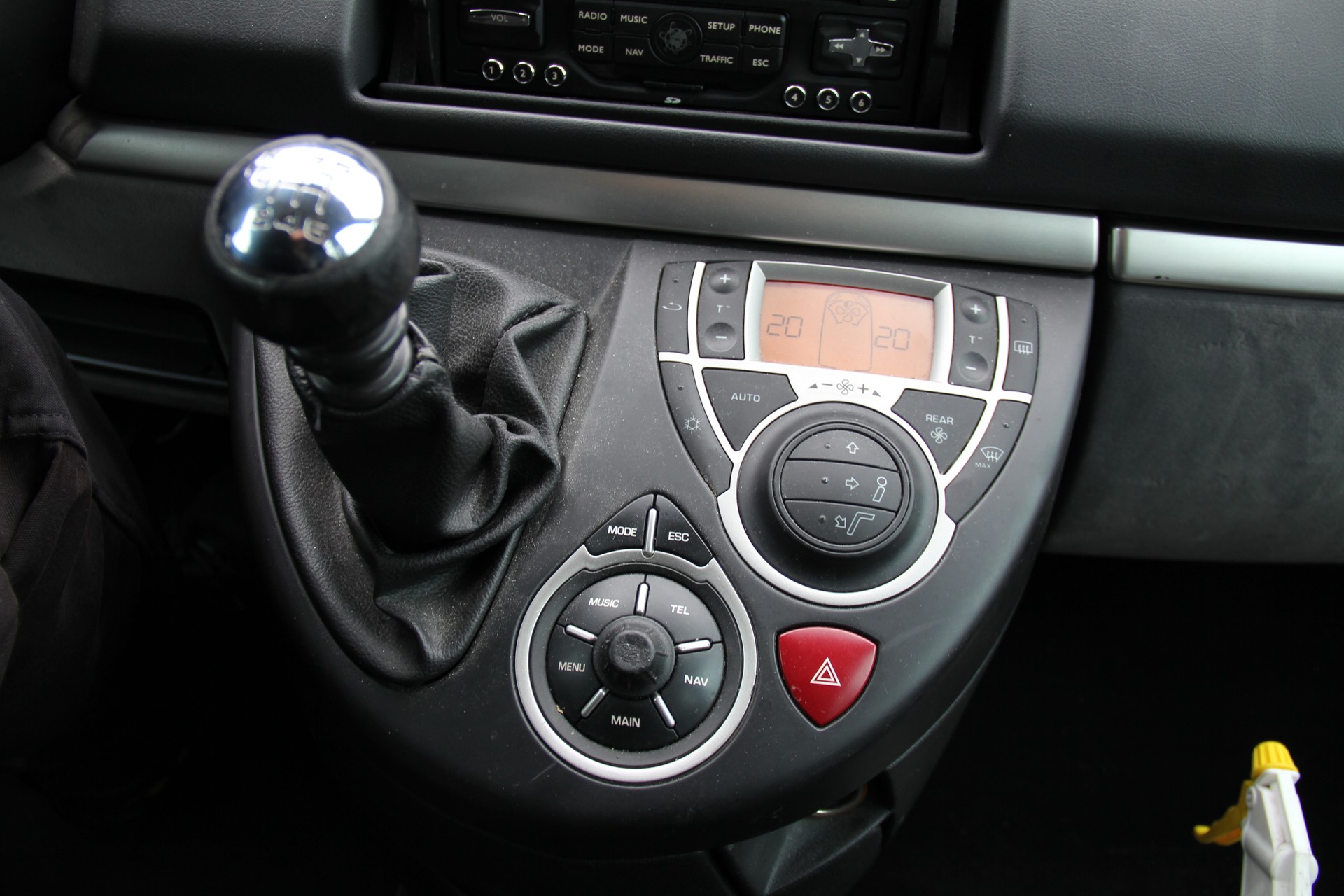 PEUGEOT 807 2.0 16V HDi Family+-image-9