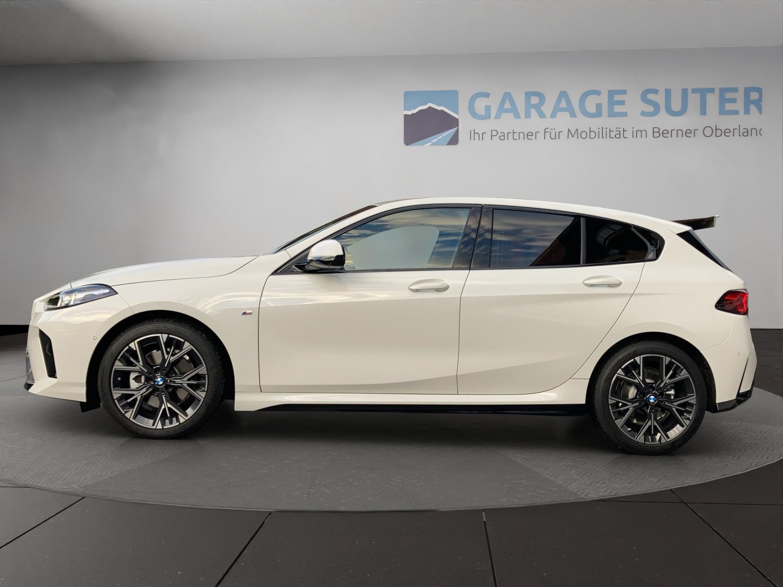 BMW 120i-showroom-element-2