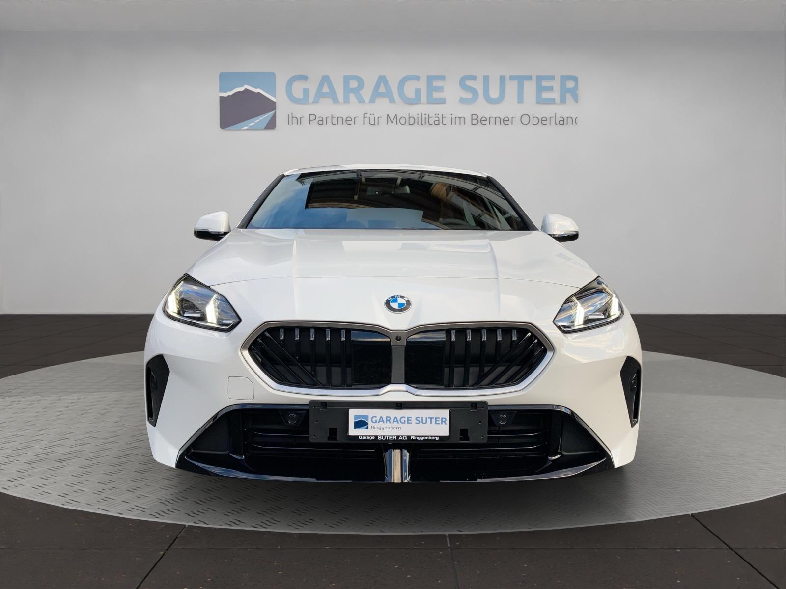 BMW 120i-showroom-element-1