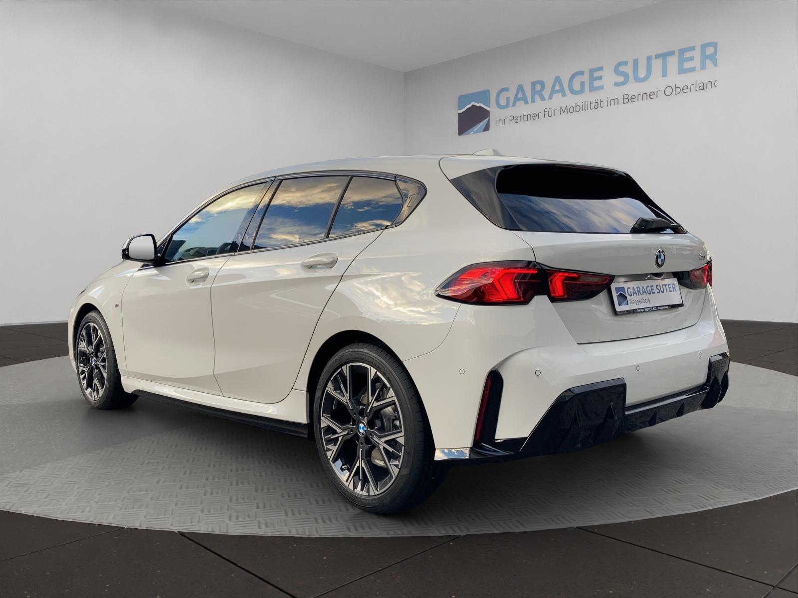 BMW 120i-showroom-element-3