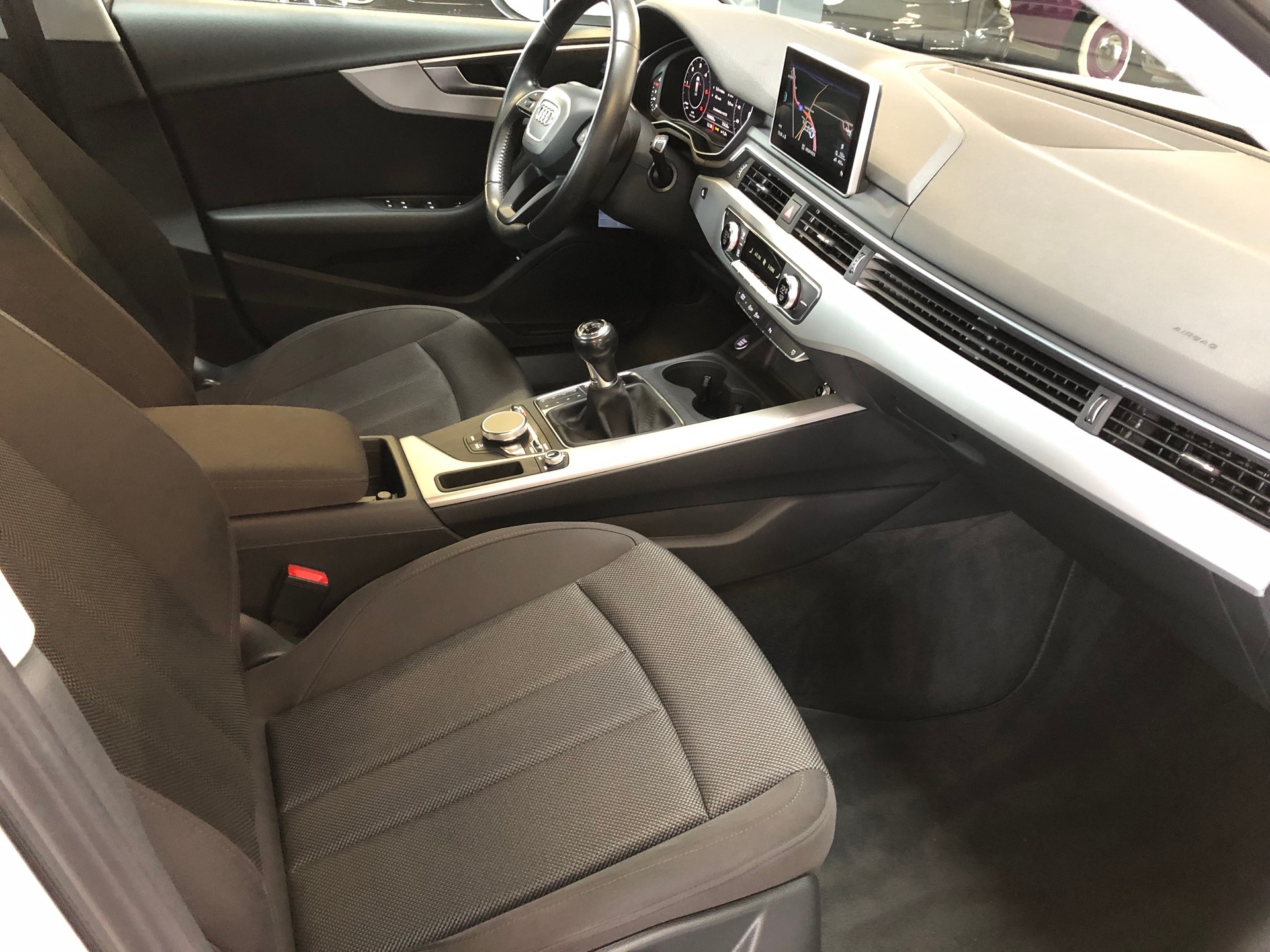 AUDI A4 Avant 2.0 TDI-image-11