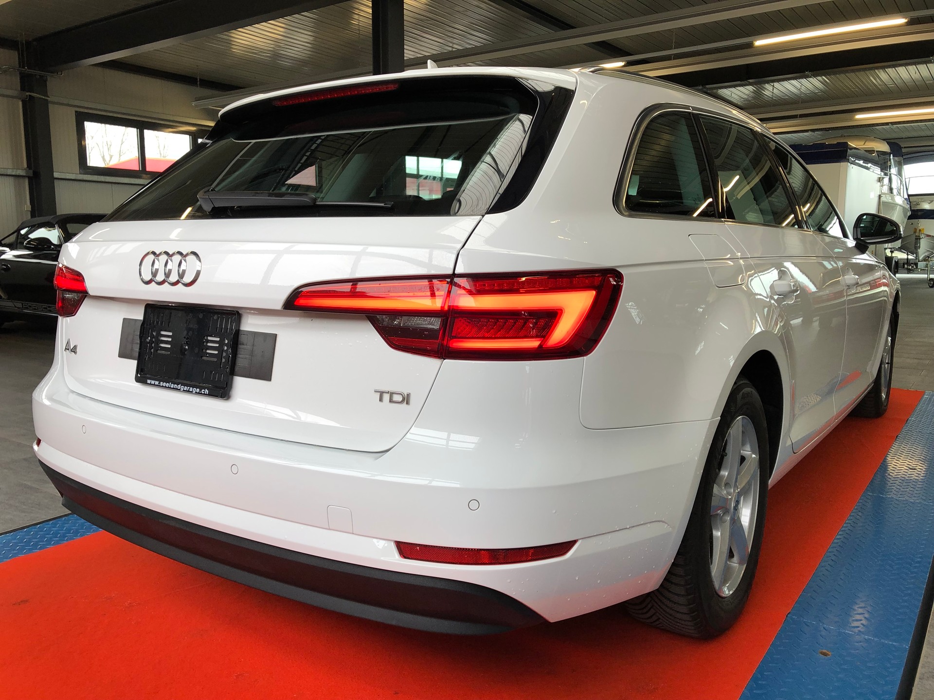 AUDI A4 Avant 2.0 TDI-image-9