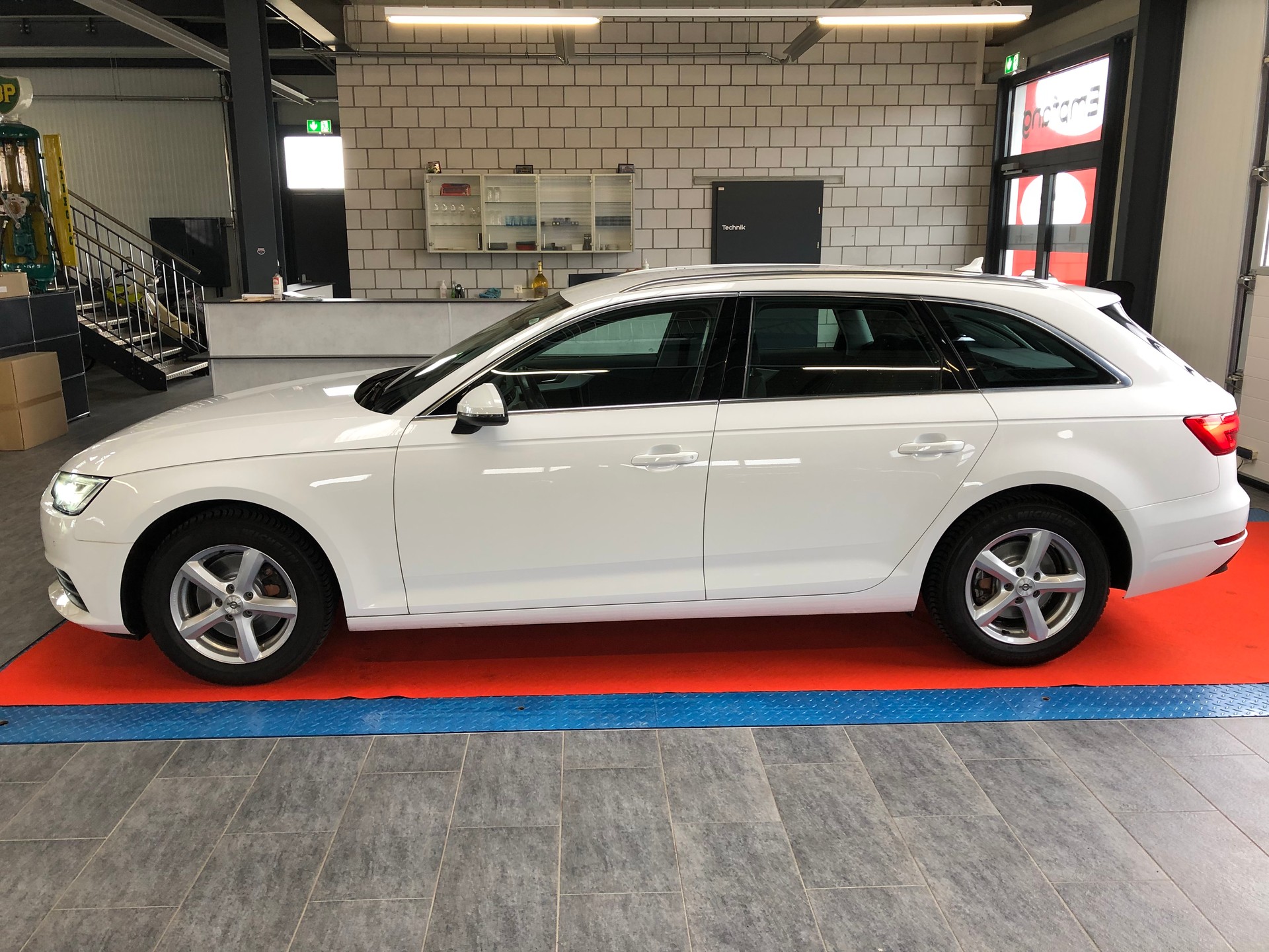 AUDI A4 Avant 2.0 TDI-image-5