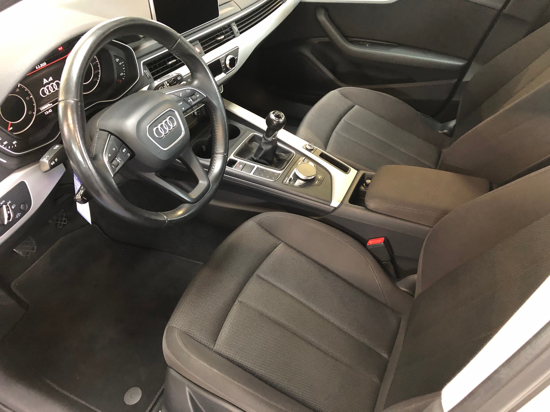 AUDI A4 Avant 2.0 TDI-image-23