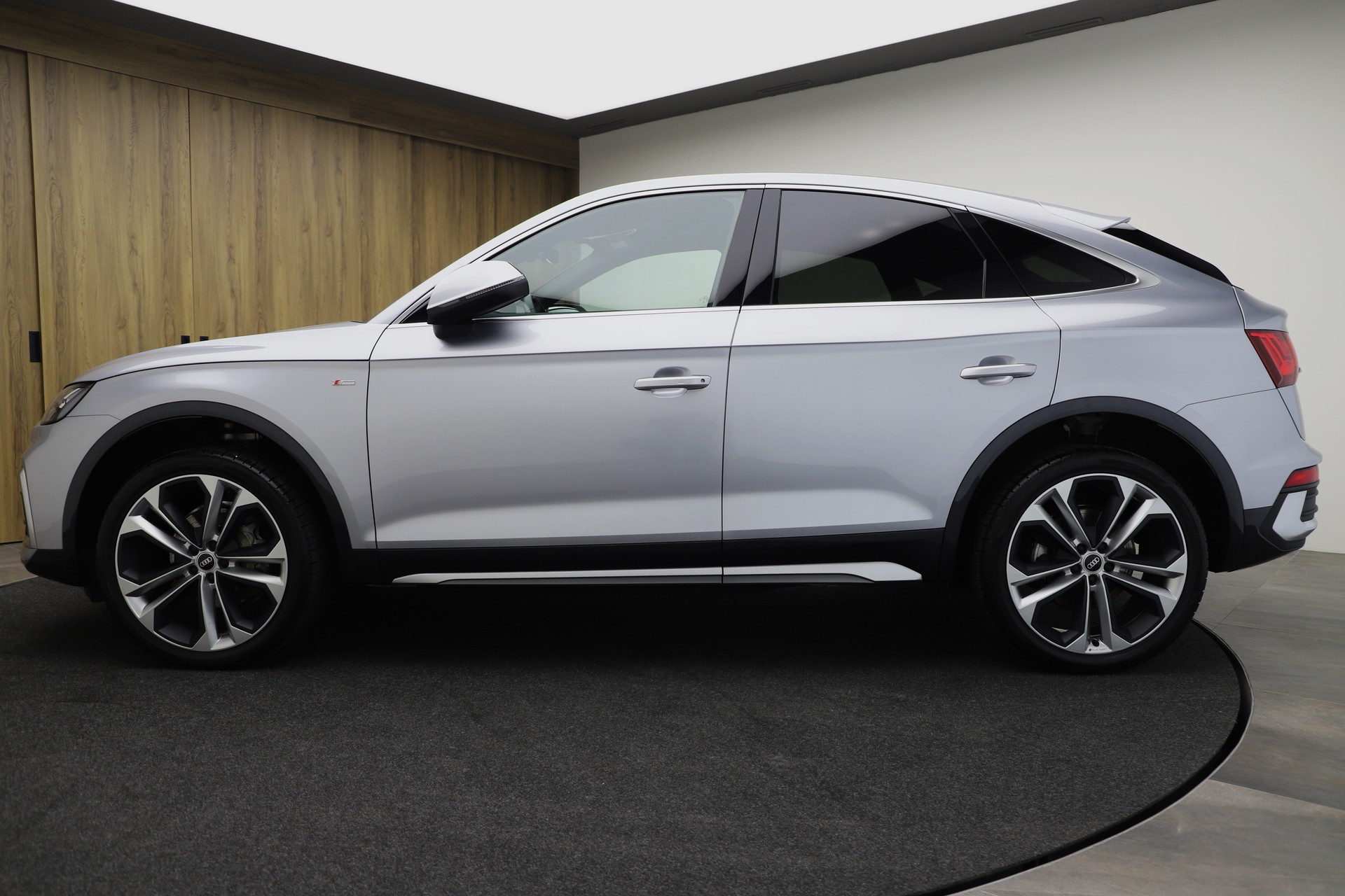 AUDI Q5 Sportback 45 TFSI S line quattro S-tronic-image-2