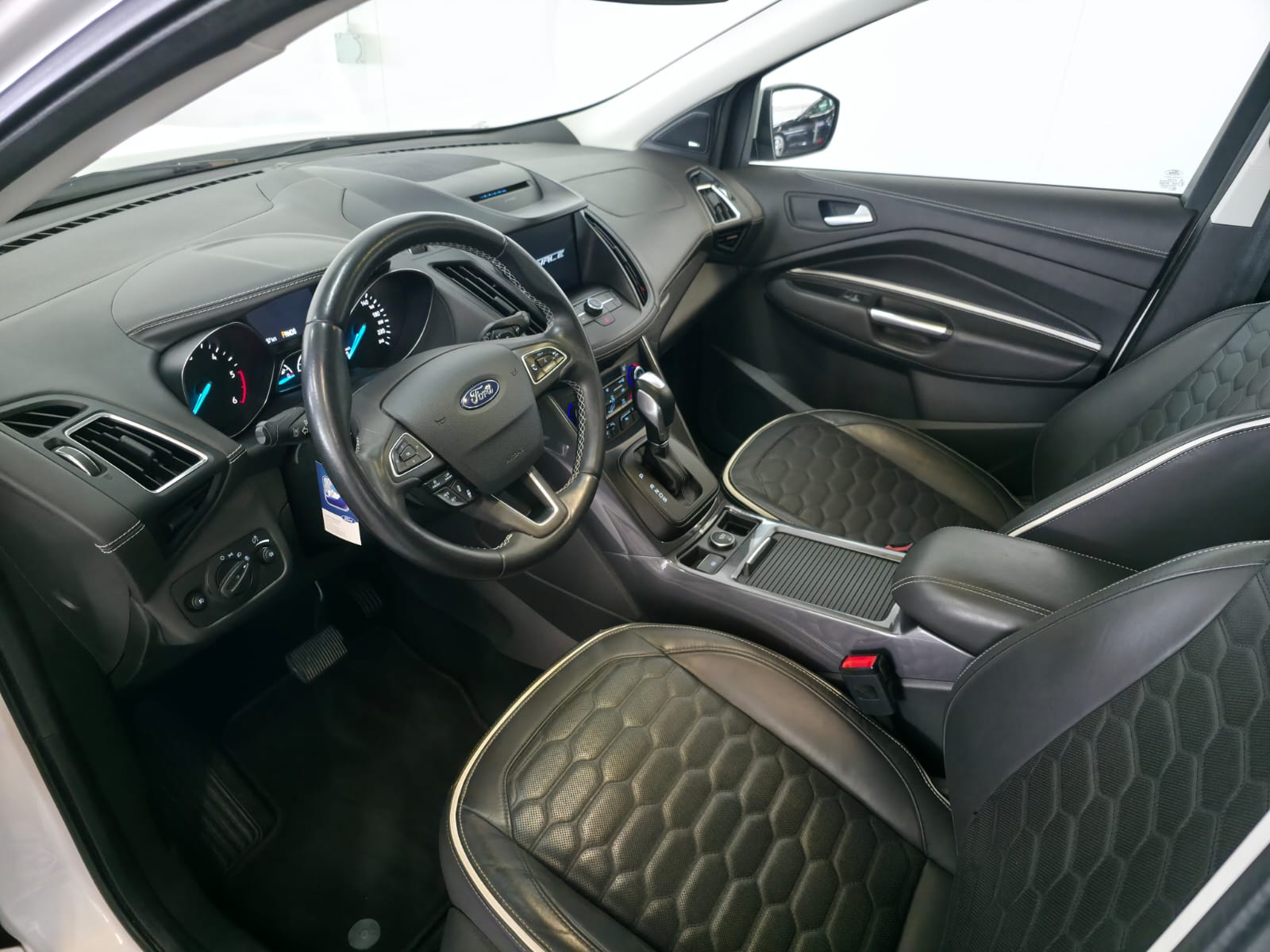 FORD Kuga 2.0 TDCi Vignale 4WD PowerShift-image-20
