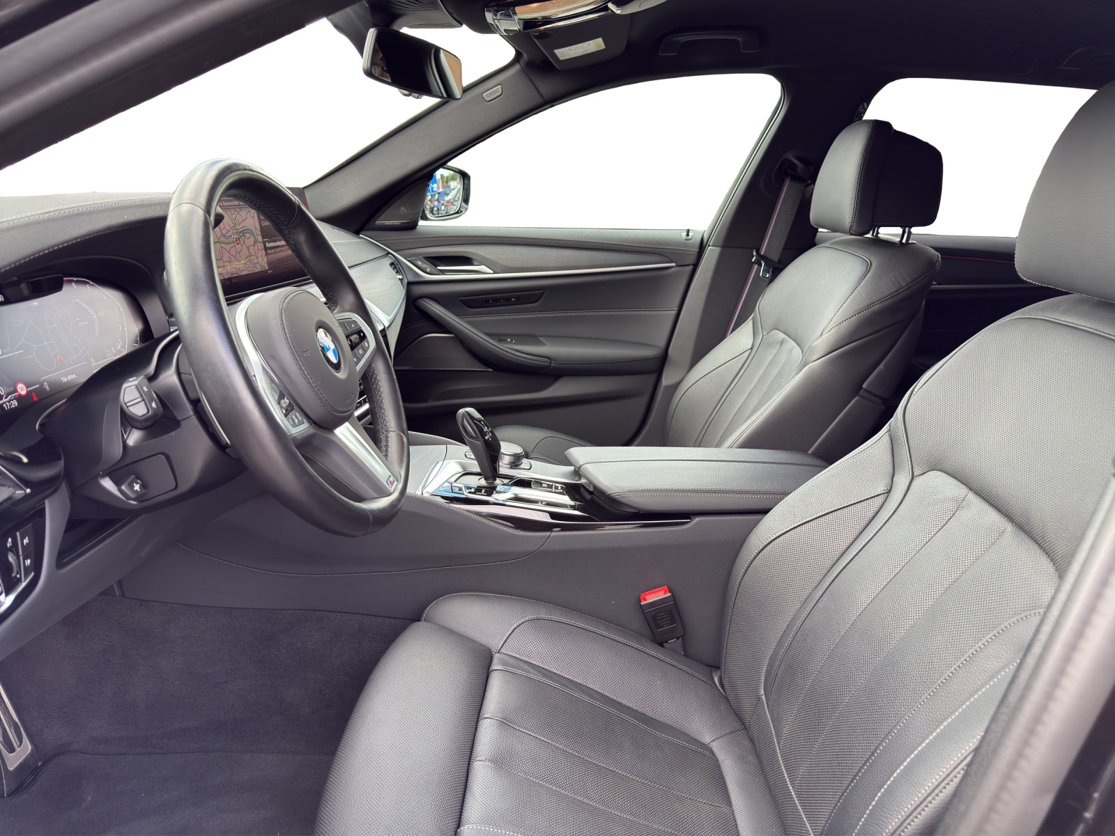BMW 540i xDrive 48V Touring M Sport Pro Steptronic-image-8