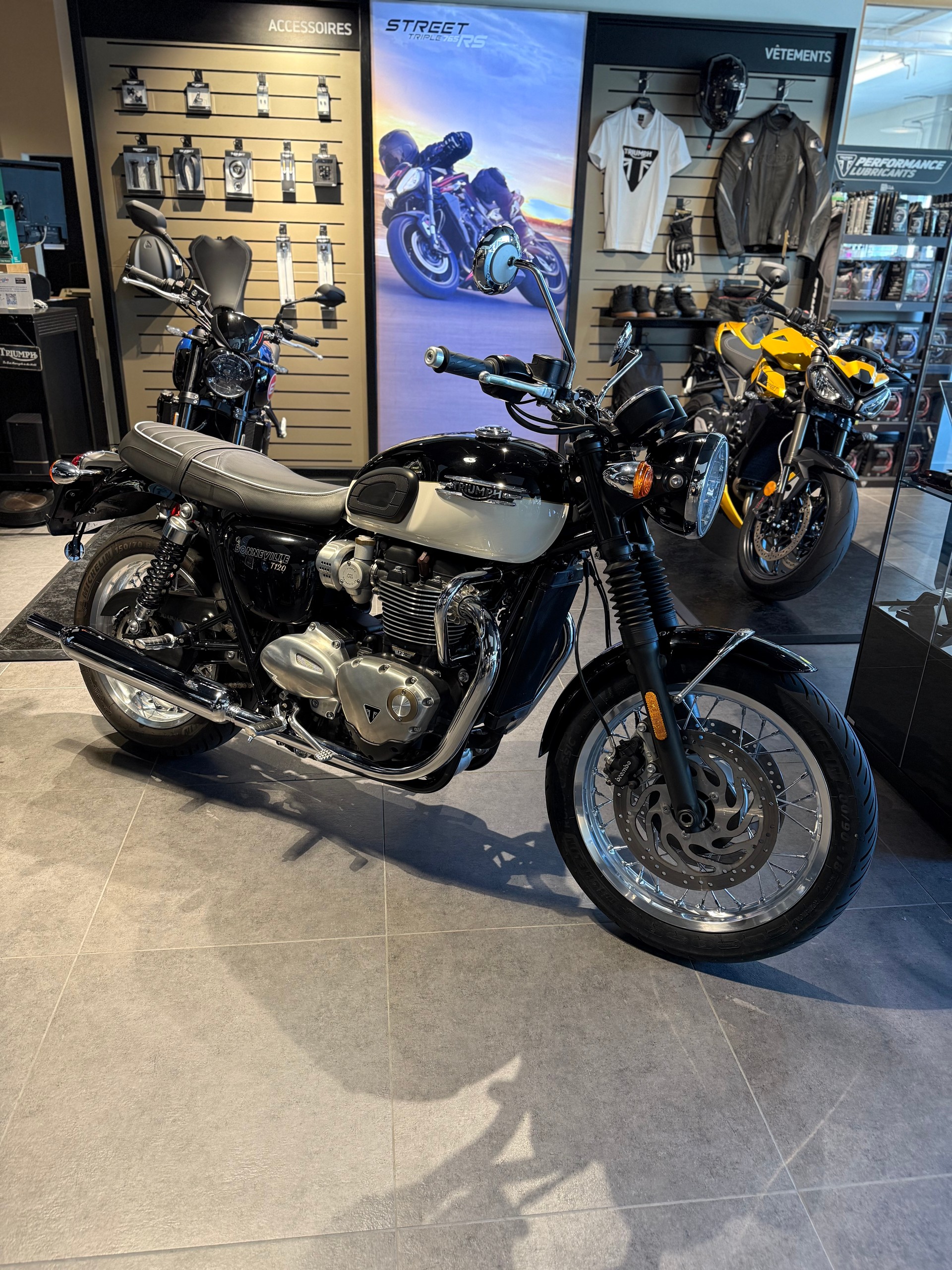 TRIUMPH Bonneville T120-showroom-element-3