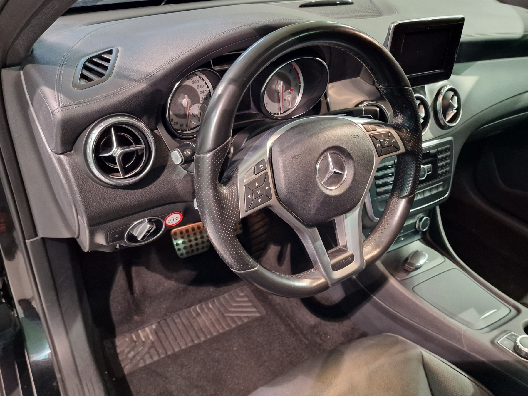 MERCEDES-BENZ GLA 200 CDI AMG Line 4Matic 7G-DCT-image-8