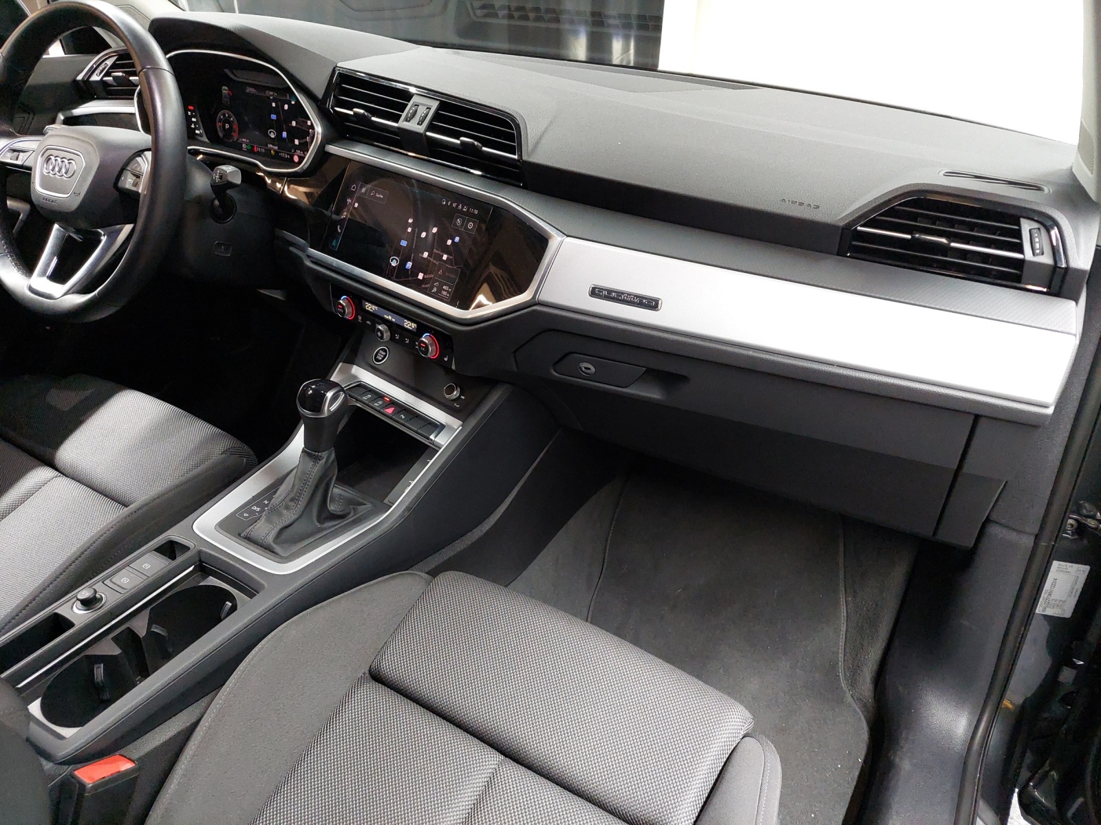 AUDI Q3 35 TDI S line quattro S-tronic-image-9