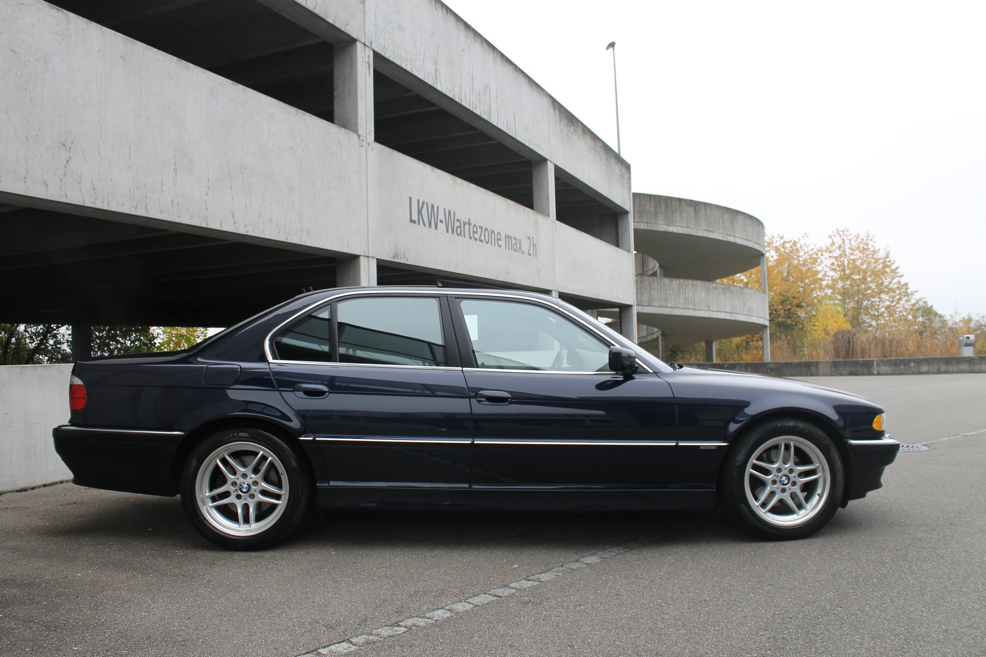 BMW 740i-showroom-element-3