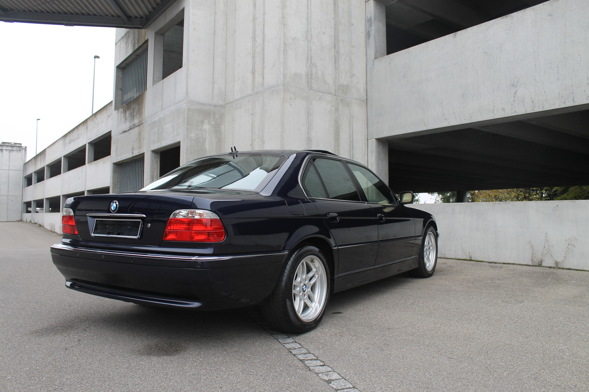 BMW 740i-image-6