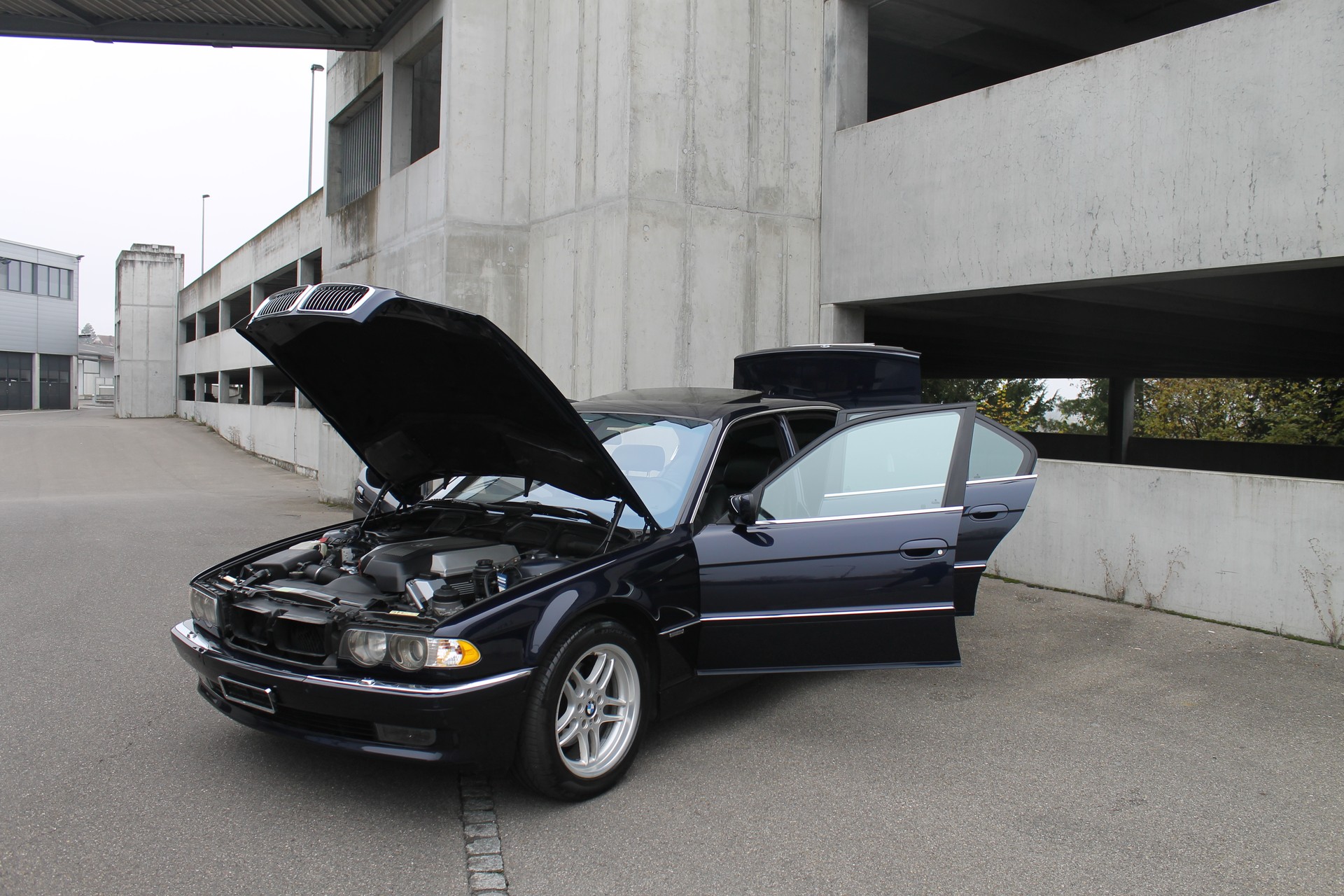 BMW 740i
