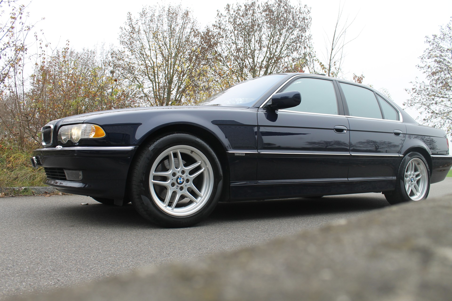 BMW 740i-showroom-element-1