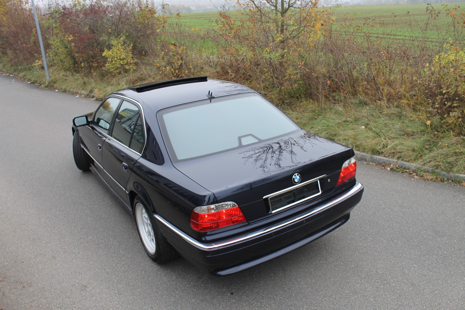 BMW 740i-image-9