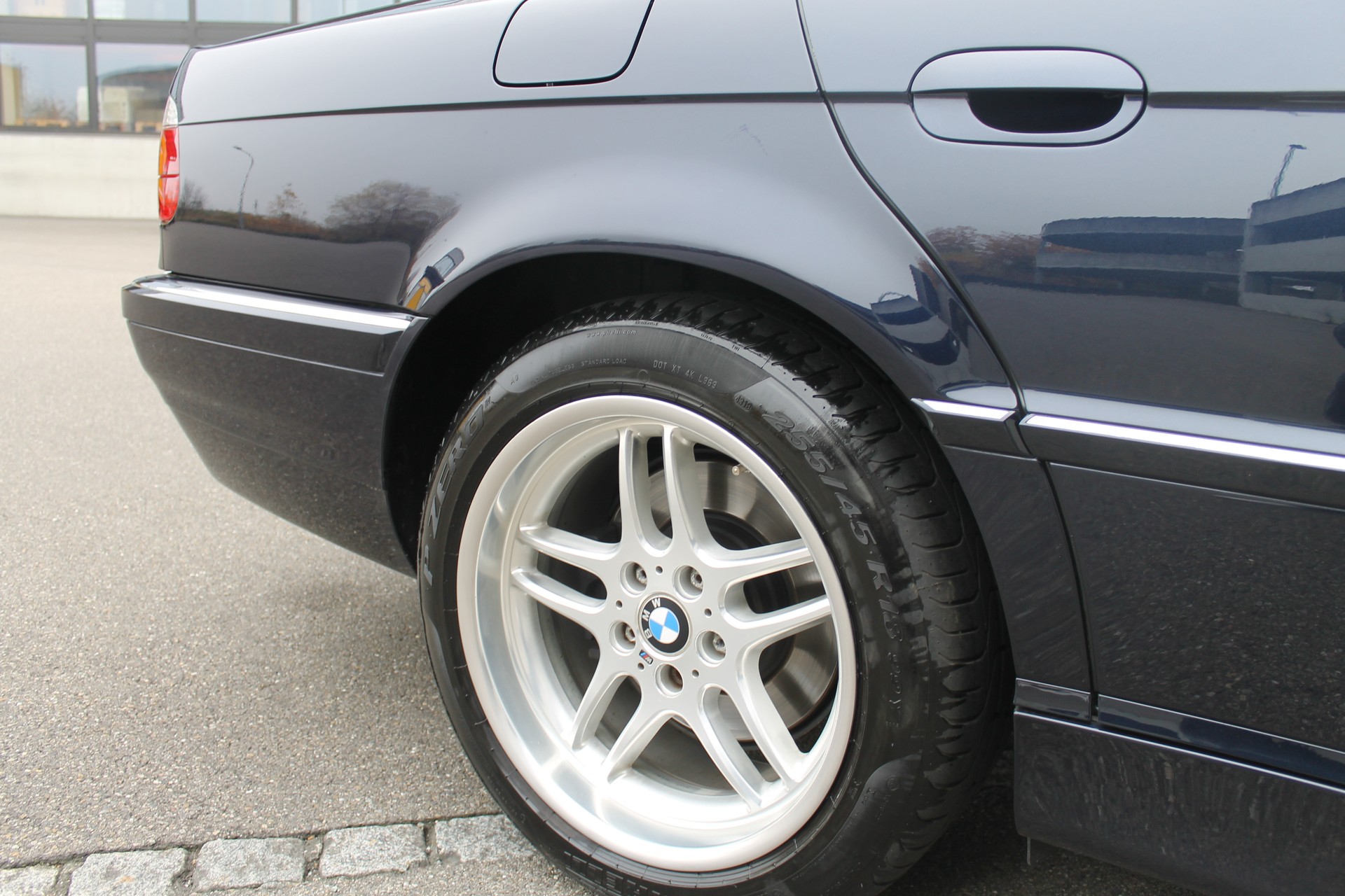 BMW 740i-image-11