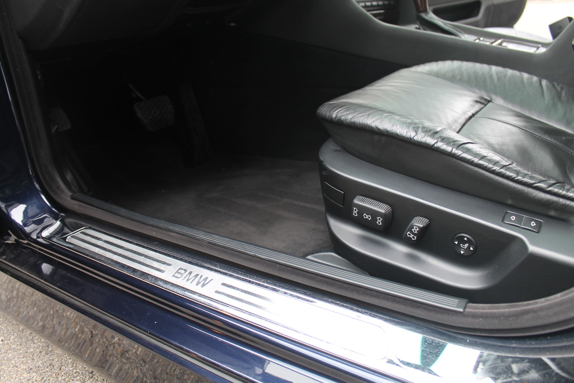 BMW 740i-image-15