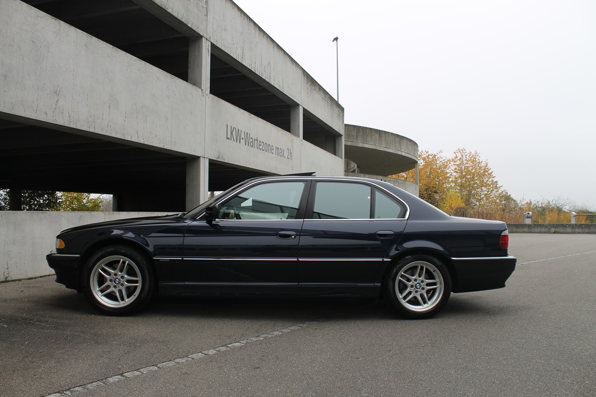 BMW 740i-image-5
