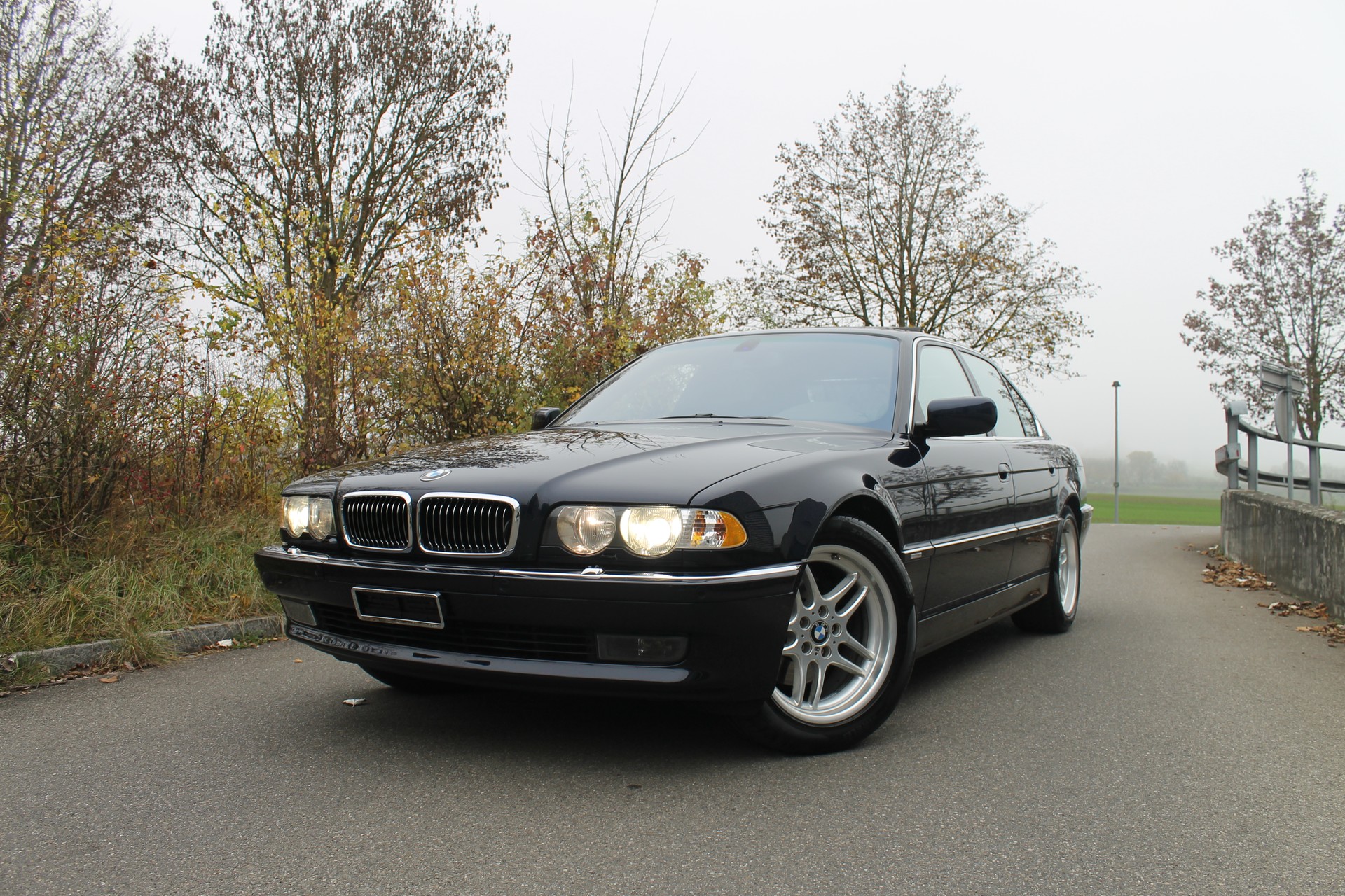 BMW 740i-image-12