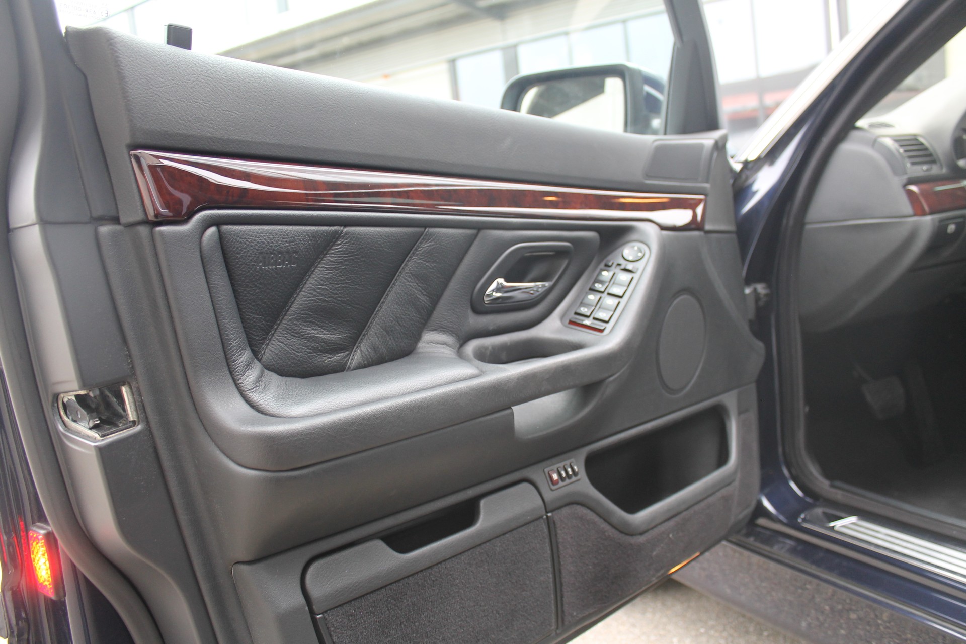 BMW 740i-image-16